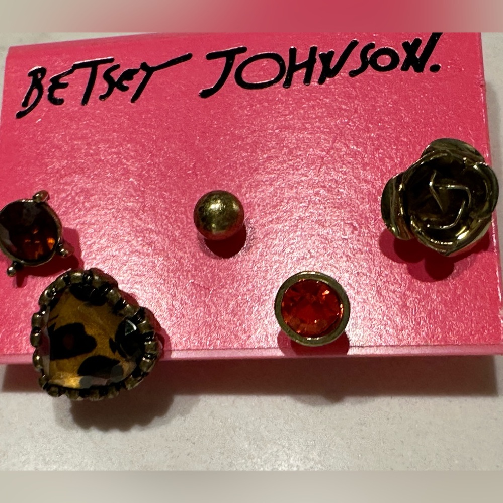 NWT Betsey Johnson mismatch set Leopard Heart and Red Gem Earrings